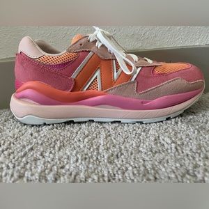 Size 9.5 pink and orange new balance shoes